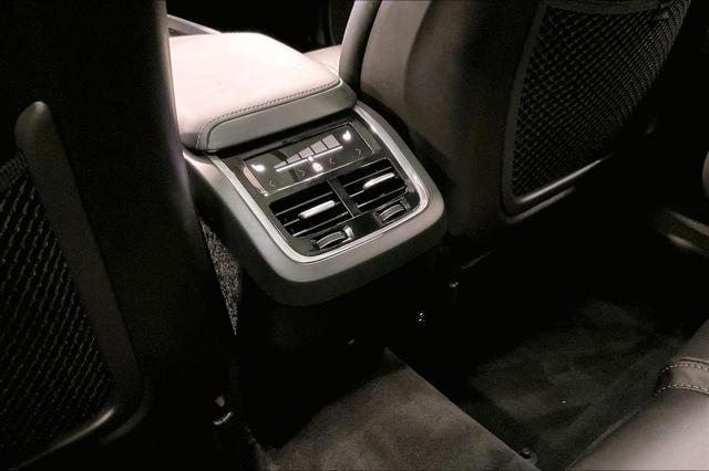 2023 Volvo XC60 B5 Ultimate Bright Theme