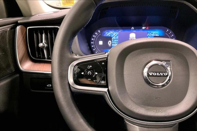 2023 Volvo XC60 B5 Ultimate Bright Theme