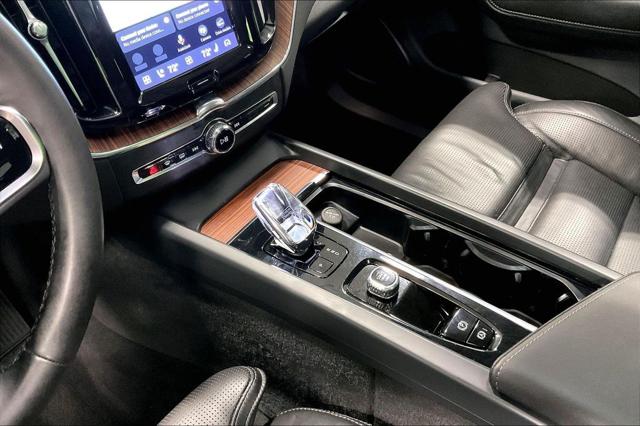 2023 Volvo XC60 B5 Ultimate Bright Theme