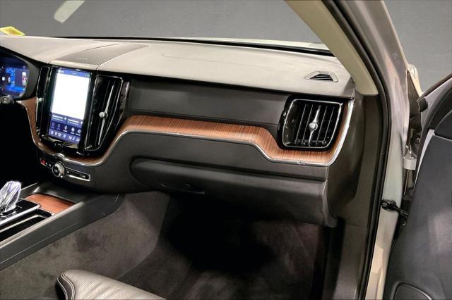 2023 Volvo XC60 B5 Ultimate Bright Theme