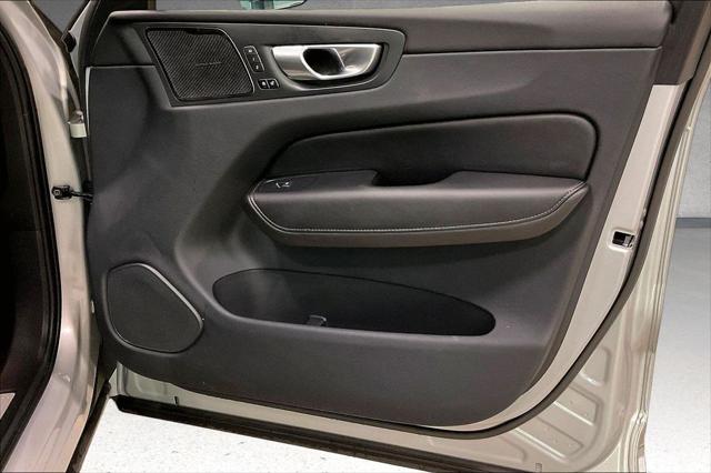 2023 Volvo XC60 B5 Ultimate Bright Theme