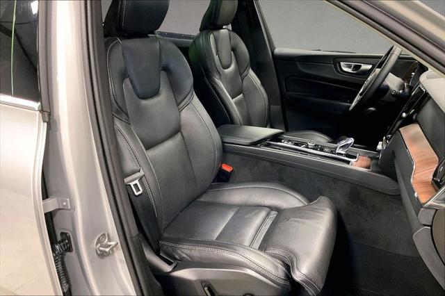2023 Volvo XC60 B5 Ultimate Bright Theme