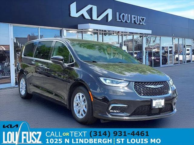2023 Chrysler Pacifica Touring L for sale in St. Louis, MO