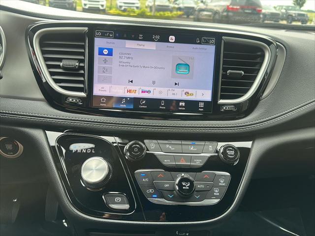 2027 Chrysler Pacifica Select