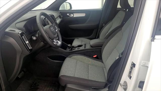 2024 Volvo XC40 B5 Core Dark Theme