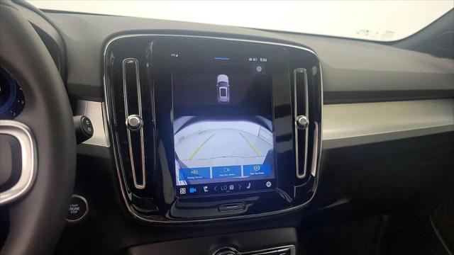 2024 Volvo XC40 B5 Core Dark Theme
