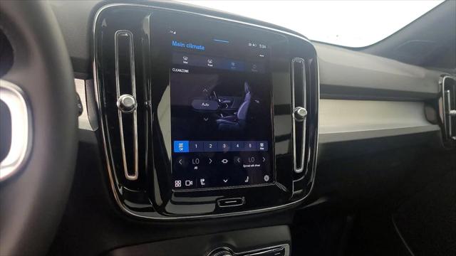 2024 Volvo XC40 B5 Core Dark Theme