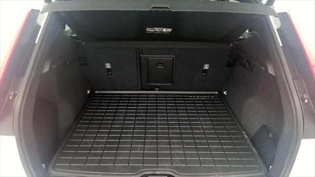 2024 Volvo XC40 B5 Core Dark Theme
