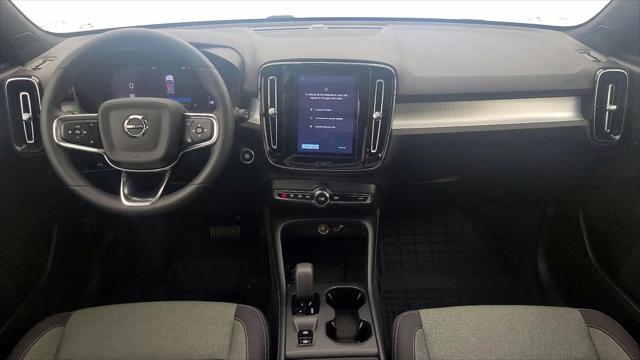 2024 Volvo XC40 B5 Core Dark Theme