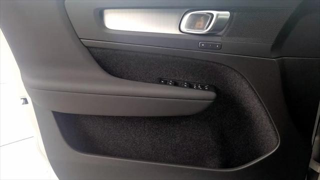 2024 Volvo XC40 B5 Core Dark Theme