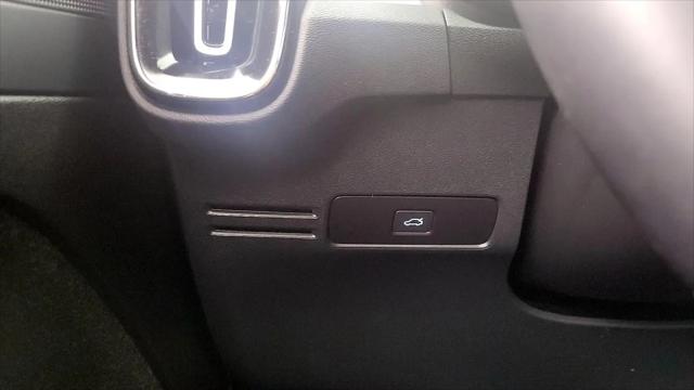 2024 Volvo XC40 B5 Core Dark Theme