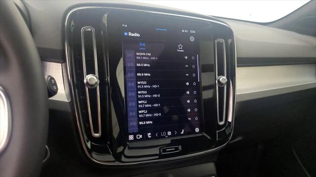 2024 Volvo XC40 B5 Core Dark Theme