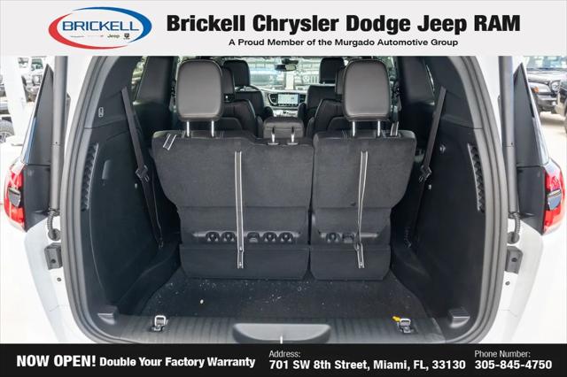 2027 Chrysler Pacifica Select
