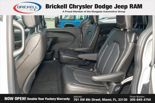 2027 Chrysler Pacifica Select