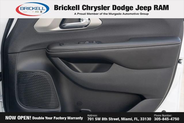 2027 Chrysler Pacifica Select