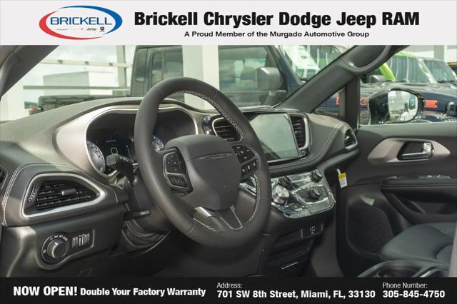 2027 Chrysler Pacifica Select