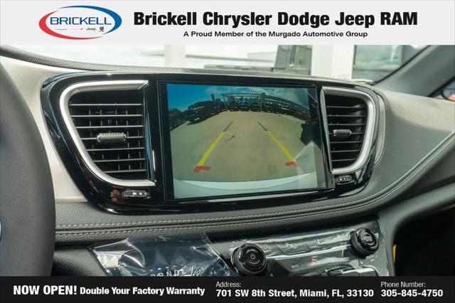 2027 Chrysler Pacifica Select
