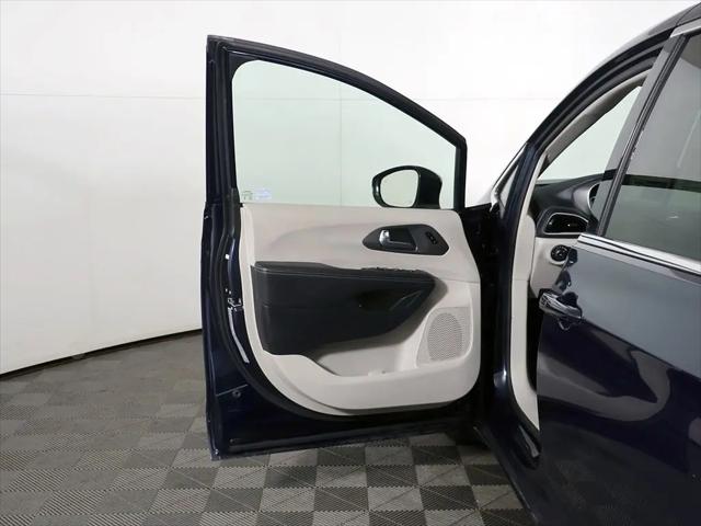 2024 Chrysler Pacifica Hybrid Select