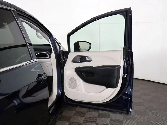 2024 Chrysler Pacifica Hybrid Select