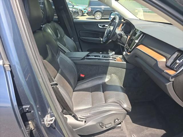 2023 Volvo XC60 B5 Ultimate Bright Theme