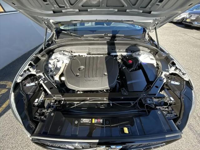 2023 Volvo XC60 B5 Plus Dark Theme