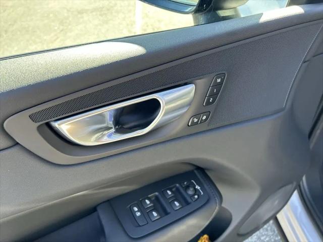 2023 Volvo XC60 B5 Plus Dark Theme