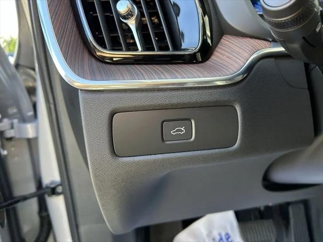 2023 Volvo XC60 B5 Plus Dark Theme