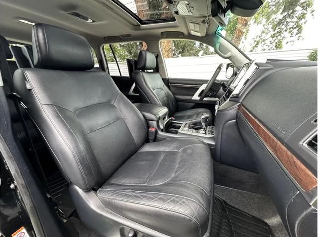 2016 Toyota Land Cruiser V8