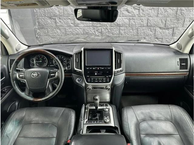 2016 Toyota Land Cruiser V8