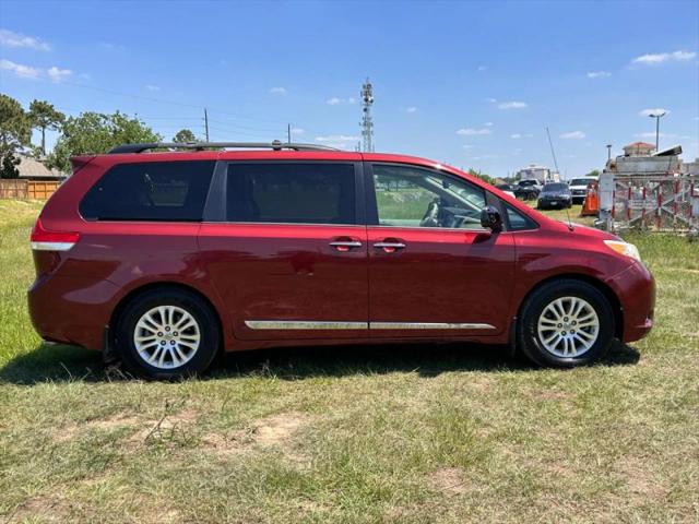 2014 Toyota Sienna XLE V6 8 Passenger
