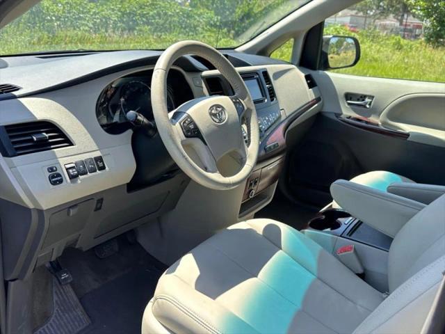 2014 Toyota Sienna XLE V6 8 Passenger