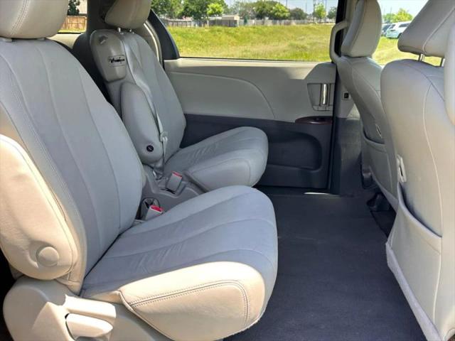 2014 Toyota Sienna XLE V6 8 Passenger