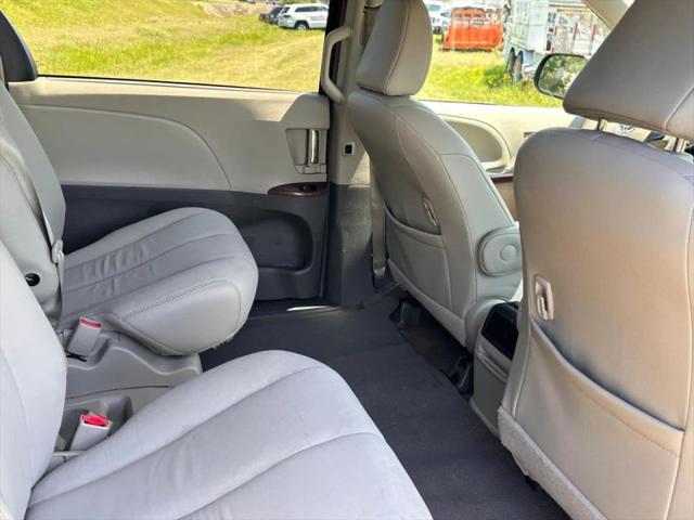 2014 Toyota Sienna XLE V6 8 Passenger