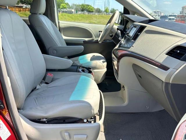 2014 Toyota Sienna XLE V6 8 Passenger