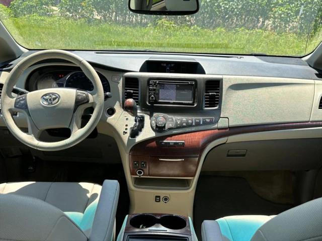 2014 Toyota Sienna XLE V6 8 Passenger