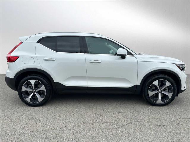 2025 Volvo XC40 B5 Core Bright Theme