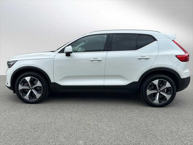 2025 Volvo XC40 B5 Core Bright Theme