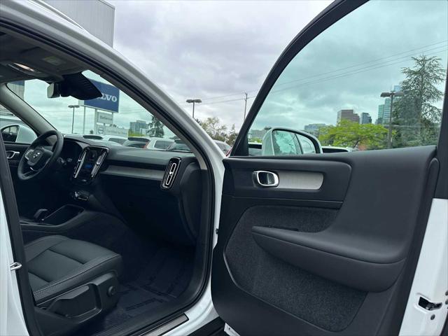 2025 Volvo XC40 B5 Core Bright Theme