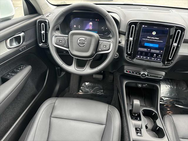 2025 Volvo XC40 B5 Core Bright Theme