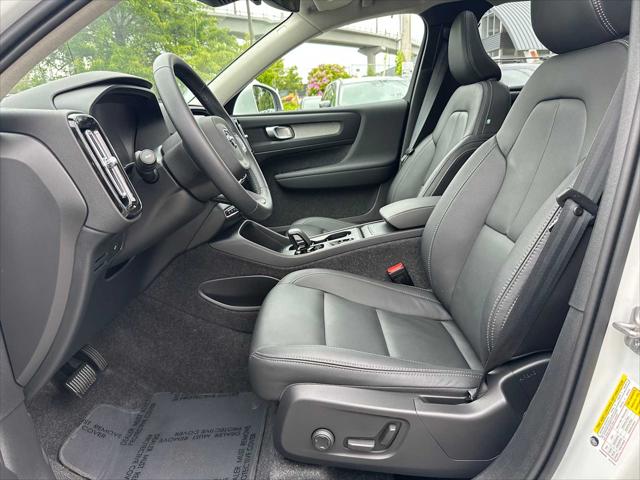 2025 Volvo XC40 B5 Core Bright Theme