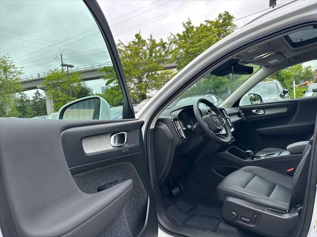 2025 Volvo XC40 B5 Core Bright Theme