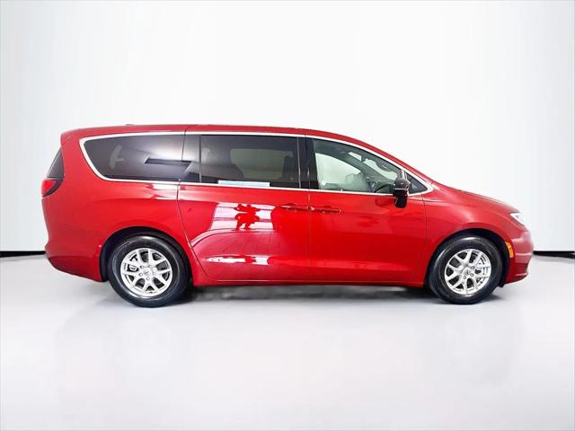 2025 Chrysler Pacifica Select