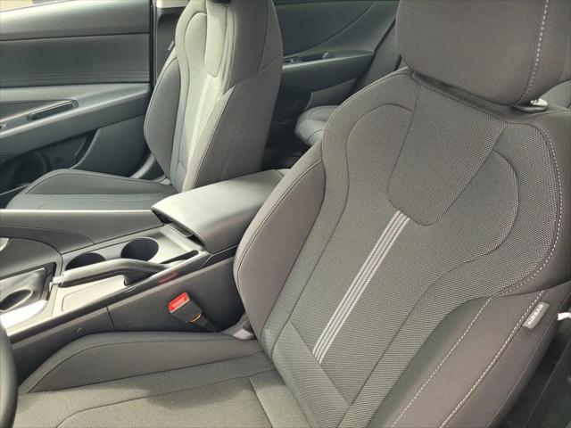 2025 Hyundai Elantra SE