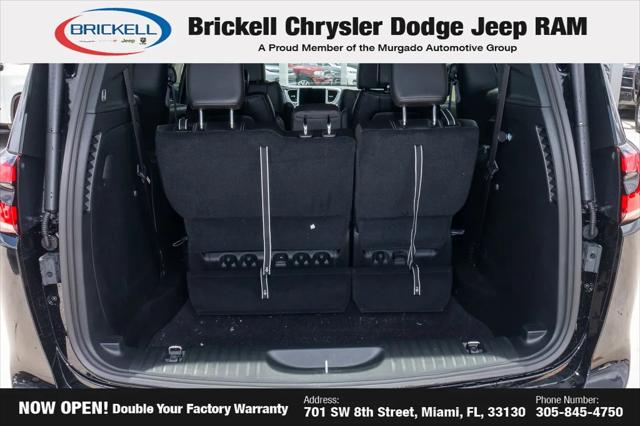 2027 Chrysler Pacifica Select