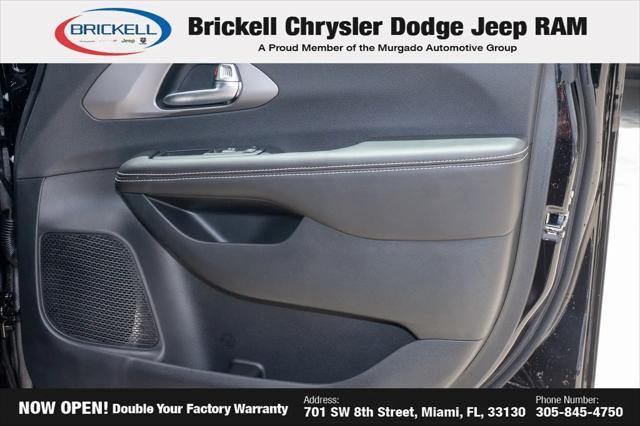 2027 Chrysler Pacifica Select
