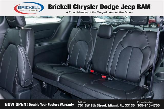 2027 Chrysler Pacifica Select