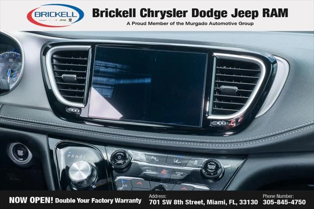 2027 Chrysler Pacifica Select