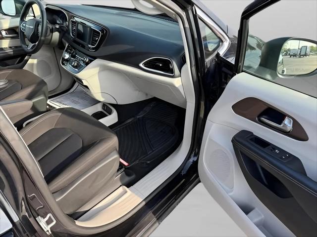 2022 Chrysler Voyager LX