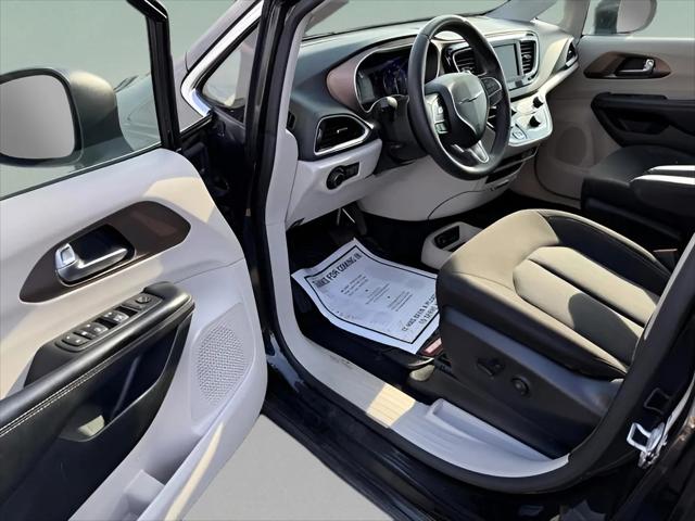 2022 Chrysler Voyager LX