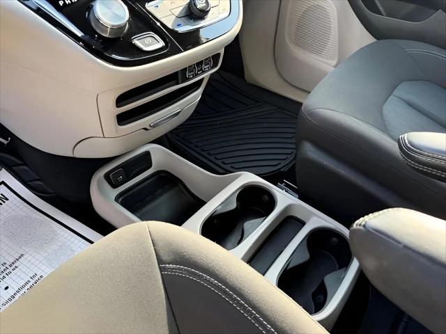 2022 Chrysler Voyager LX